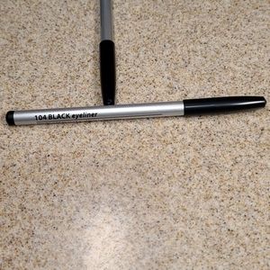 104 BLACK EYELINER PENCIL ✏